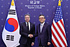 Foreign Minister Cho Tae-yul, right, poses with U.S. Secretary of State Antony Blinken during their luncheon talks at the Korean Foreign Ministry in Seoul on March 18. [POOL/YONHAP]