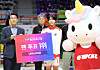 Saki Iijima, center, of Team Unibl receives a trophy for topping the fan vote ahead of the WKBL All-Star Festival game between Team Unibl and Team Ponibl at Sajik Gymnasium in Busan on Jan. 4. [NEWS1]