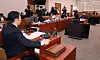 Kim Yong-min, chair of the Legislation and Judiciary Committee’s subcommittee, strikes the gavel during a meeting at the National Assembly on Dec. 1. The ruling Democratic Party plans to pass the newly endorsed bill on “legal distortion” and a special bill to create a tribunal for insurrection cases at the committee’s full session on Dec. 3 and at the plenary session on Dec. 4. [LIM HYUN-DONG]