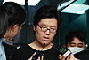 Choi Yoon-jong, center, answers reporters' questions as he is escorted from Seoul Gwanak Police Precinct to face questioning by prosecutors on Aug. 25. Choi was sentenced to life in prison on Monday for murdering a woman he attacked on a hiking trail in Sillim-dong, Gwanak District, southern Seoul. [YONHAP]