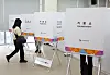 A voter walks toward a polling booth at a voting station set up in Jung District, central Seoul, on May 29, the first day of early voting for the 21st presidential election. [YONHAP]