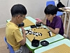 Elementary school students play Go at an academy in Daechi-dong, Gangnam District, southern Seoul, on Sept. 3. [CHO JUNG-WOO]