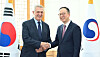Deputy Minister for Multilateral and Global Affairs Kweon Ki-hwan, right, and Filippo Grandi, the U.N. High Commissioner for Refugees, hold a meeting in Seoul on Oct. 16. [MINISTRY OF FOREIGN AFFAIRS]