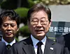 Democratic Party presidential candidate Lee Jae-myung speaks to reporters in front of the UN Memorial Cemetery in Korea in Busan on May 14. [JOINT PRESS CORPS]