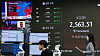 A screen in Hana Bank's trading room in central Seoul shows the Kospi closing at 2,563.51 points on Wednesday, down 0.52 percent, or 13.37 points, from the previous trading session. [NEWS1]