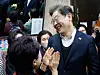 Democratic Party presidential candidate Lee Jae-myung meets with North Chungcheong residents at a beauty salon in Eumseong-gun, North Chungcheong, on May 5. [NEWS1]