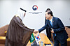 Land Minister Kim Yun-duk, right, and visiting Saudi Housing Minister Majed Al-Hogail shake hands during their talks in Seoul on Oct. 20. [YONHAP]