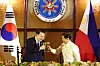 Korean President Yoon Suk Yeol, left, and his Filipino counterpart, Ferdinand Marcos Jr., toast during a state luncheon at Malacanang Palace in Manila on Monday. [JOINT PRESS CORPS]