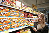 This undated file photo provided by Orion shows a customer holding the company's Bungo pie at a supermarket outlet in Russia. [YONHAP]