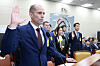 Coupang interim CEO Harold Rogers swears an oath before appearing at a National Assembly hearing on the Coupang data breach at the National Assembly building in Yeouido, western Seoul, on Dec. 30. [YONHAP]