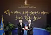 Choue Byung-tae, director of Kyung Hee International Foundation, right, poses for a photo with Choue In-won, chancellor of the Kyung Hee University System, after receiving an appreciation plaque during an event held as part of the annual Peace BAR Festival at the university's Peace Hall in Dongdaemun District, eastern Seoul, on Friday. [PARK SANG-MOON]