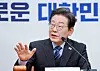 Liberal Democratic Party (DP) leader Lee Jae-myung announces his resignation as party leader at the National Assembly in Yeouido, western Seoul, on April 9. [NEWS1]