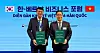 Hana Bank CEO Lee Ho-sung, right, and Bank for Investment and Development of Vietnam (BIDV) CEO Le Ngoc Lam pose for photos after signing a partnership agreement at the Korea-Vietnam Business Forum held at Lotte Hotel in central Seoul on Aug. 12. [HANA BANK]