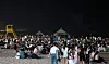 People flock to a white sand beach in Gangneung, Gangwon on August 4, with tropical nights occurring for 16 straight days. [YONHAP]