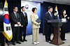 Interior Minister Yoon Ho-jung and Democratic Party Policy Committee Chair Han Jeong-ae announce the results of the third high-level party-government meeting and a government reorganization plan at the Government Complex Seoul in Jongno District on Sept. 7. [YONHAP]