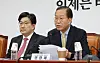 Rep. Kwon Young-se, right, head of the emergency leadership committee of the People Power Party (PPP), and PPP floor leader Kweon Seong-dong attend an emergency party meeting at the National Assembly in Yeouido, western Seoul, on April 14. [YONHAP]