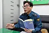 Kwon Jong-ho speaks with the JoongAng Ilbo at his police station in Busan on Feb. 20. [SONG BONG-GEUN]