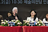 Conductor Dan Ettinger, left, and violinist Moon Barennie speak to press about the upcoming SAC International Music Festival at Seoul Arts Center in Seocho District, southern Seoul, on Friday. [SEOUL ARTS CENTER]
