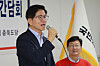 People Power Party leadership candidate Kim Moon-soo speaks during a party members' meeting at a venue in Cheongju, North Chungcheong, on Aug. 7. [NEWS1]