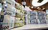 An employee organizes won and dollars at Hana Bank’s Anti-Counterfeiting Response Center in central Seoul on Nov. 25. [NEWS1]