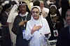 Nuns pray during a congress of nearly 900 superiors of the world's female religious orders in Rome, Monday, May 5. [AP/YONHAP]