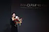Yoon Ina speaks after accepting the Wemade award at the KLPGA awards at Grand InterContinental Seoul Parnas in southern Seoul on Wednesday. [YONHAP]