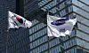 A flag with Samsung Electronics' logo flies next to the Korean flag in front of the firm's offices in Seocho District, southern Seoul, on April 8. [NEWS1]