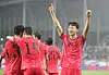 Korea's Lee Jae-sung, right, celebrates during a 2026 World Cup qualifer against Iraq at Yongin Mireu Stadium in Yongin, Gyeonggi on Tuesday. [NEWS1]