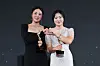 Yoo Hyun-jo, right, poses for a photo with Yoon Ina at the KLPGA ceremony of awarding grand prize at Grand InterContinental Seoul Parnas in southern Seoul on Wednesday. [NEWS1]