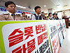 Unionized Asiana Airlines workers hold a press conference opposing their employer's merger with Korean Air Lines in central Seoul on Thursday. [YONHAP]