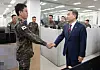 Lee Jong-sup, right, former defense minister, shakes hands with a military soldier last September. [DEFENSE MINISTRY]
