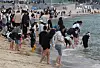 Locals and tourists spend the holiday at Haeundae Beach in Busan on May 5. [JOONGANG ILBO]