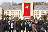 Graduates take commemorative photos during a commencement ceremony at Korea University in Seongbuk District, Seoul, on Feb. 25. [YONHAP]