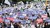 Rallying doctors picket on the road in Yeouido, western Seoul on Tuesday to protest against the government. [YONHAP]