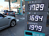 Automobiles wait to fuel up at a gas station in Seoul on Dec. 21. [YONHAP]