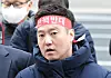 Kim Se-ui of YouTube channel Hoverlab wears a headband reading 'Against impeachment' at a press conference on March 17 in front of the Seoul Metropolitan Police Agency in central Seoul, held by late actor Kim Sae-ron's family's attorney Bu Ji-seok, before filing a report against YouTuber Lee Jin-ho of defamation. [YONHAP]