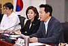 Seoul Mayor Oh Se-hoon, right, speaks during a seminar on how to address the high wages for Filipino domestic caregivers, held at the National Assembly compound in Yeouido, western Seoul, on Tuesday. The event was hosted by People Power Party lawmakers, including Rep. Na Kyung-won, center. [YONHAP]