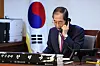 Acting President and Prime Minister Han Duck-soo talks on the phone with U.S. President Donald Trump at the Seoul Government Complex in Jongno District, central Seoul, on April 8. [YONHAP]