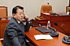Democratic Party Rep. Kim Byung-joo calls Rep. Sung Il-jong of the People Power Party (PPP) to demand a plenary session be held on Wednesday. Park's derogatory comment calling the PPP 'out of their minds' led to the adjournment of the session the previous day. [YONHAP]