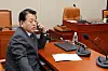 Democratic Party Rep. Kim Byung-joo calls Rep. Sung Il-jong of the People Power Party (PPP) to demand a plenary session be held on Wednesday. Park's derogatory comment calling the PPP 'out of their minds' led to the adjournment of the session the previous day. [YONHAP]