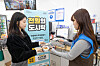 A student purchases a 1,000 won ($0.75) lunch box at the on-campus GS25 on Friday, when the event began. [SOOKMYUNG WOMEN'S UNIVERSITY]