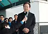 Democratic Party (DP) leader Lee Jae-myung speaks to reporters as he is discharged from Seoul National University Hospital in Jongno District, central Seoul, Wednesday, after his stabbing in the neck last week. [YONHAP]