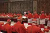 Italian Cardinal Giacomo Biffi, center, takes an oath at the beginning of the conclave to elect the next pope in the Sistine Chapel at the Vatican on April 18, 2005. [AP/YONHAP]
