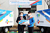 CJ Logistics CEO Park Keun-hee, left, presents an electric delivery truck to an employee in Gunpo, Gyeonggi, at an event held Tuesday to celebrate the opening of an electric vehicle (EV) charging station in the region. [CJ LOGISTICS]