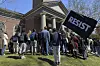 Students, faculty and members of the Harvard University community rally in Cambridge, Massachusetts, on April 17. [AP/YONHAP]