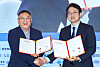 Kim Jong-seong, left, head of the Blue Carbon Research Center at Seoul National University and Kim Young-seok, head of LG Electronics' HS Functional Materials Business Division, pose for a commemorative photo during a blue carbook cooperation MOU signing event at Bexco in Busan on May 26. [LG]