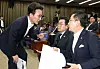 Democratic Party lawmakers, including floor leader Park Chan-dae, converse during an emergency party caucus convened at the National Assembly in Yeouido, western Seoul, on May 1. [NEWS1]