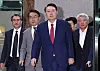 Former President Yoon Suk Yeol leaves the Supreme Prosecutors' Office in southern Seoul on July 6 after being questioned by the special probe counsel. [NEWS1]