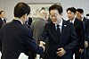 President Lee Jae Myung greets Unification Minister Chung Dong-young during a luncheon meeting with senior advisers of the Democratic Party at the presidential office in Yongsan, central Seoul, on Aug. 21. [JOINT PRESS CORPS]