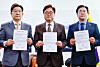 Conservative People Power Party floor leader Kweon Seong-dong, left, National Assembly Speaker Woo Won-shik, center, and liberal Democratic Party floor leader Park Chan-dae hold documents listing agreed provisions for the national pension reform scheme at the National Assembly in western Seoul on March 20. [NEWS1]